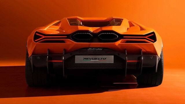 Lamborghini-Revuelto-duoi-xe