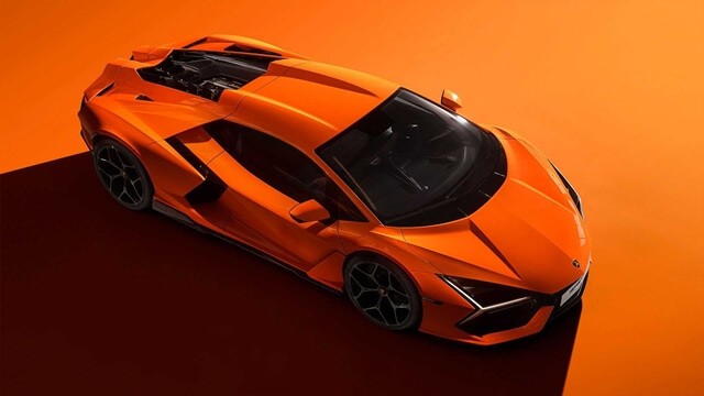 Lamborghini-Revuelto-nhin-tu-tren-xuong-duoi