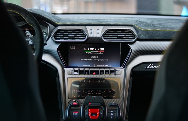 Lamborghini-Urus-Performante-man-hinh-giai-tri