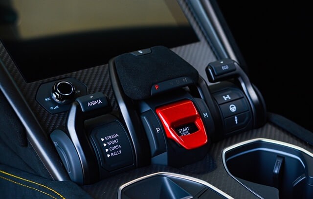 Lamborghini-Urus-Performante-trung-tam-dieu-khien