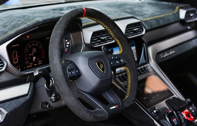 Lamborghini-Urus-Performante-vo-lang