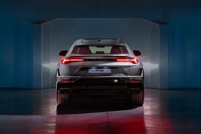 Lamborghini-Urus-S-duoi-xe