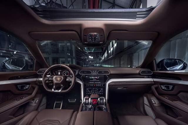 Lamborghini-Urus-S-khoang-lai