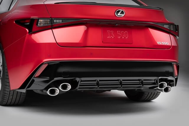 Lexus-IS-500-F-Sport-Performan-can-canh-duoi-xe