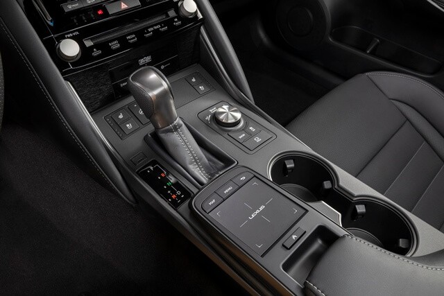 Lexus-IS-500-F-Sport-Performan-can-chuyen-so