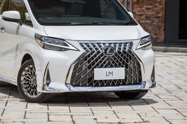 Lexus-LM350-luoi-tan-nhiet