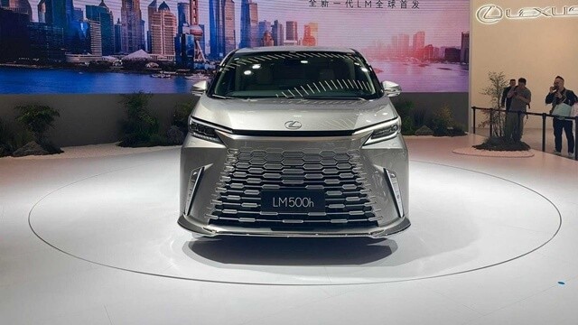 Lexus-LM500h-phan-dau-xe