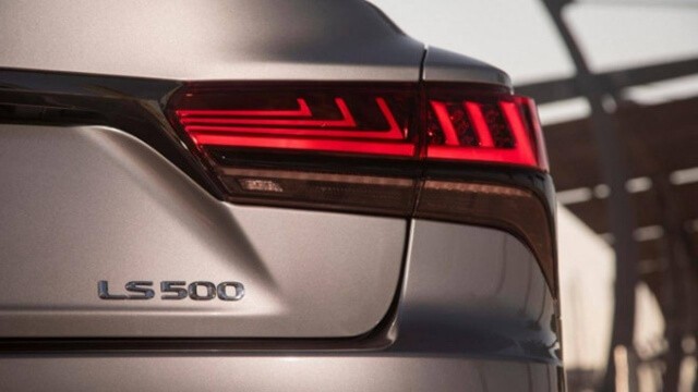 Lexus-LS-500-2022-den-hau