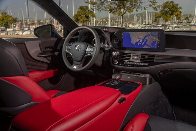 Lexus-LS-500-2022-khoang-lai