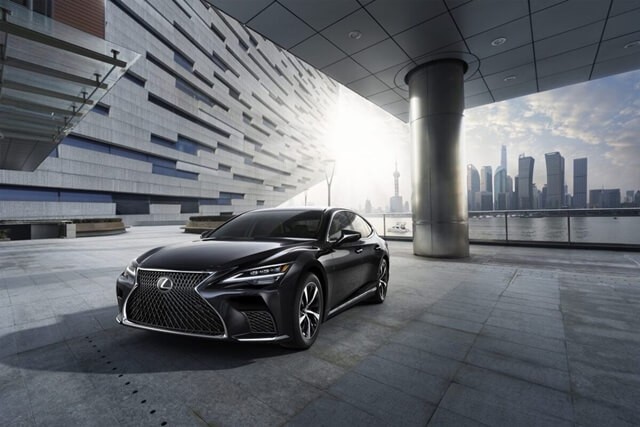 Lexus-LS-500-2022-ngoai-that