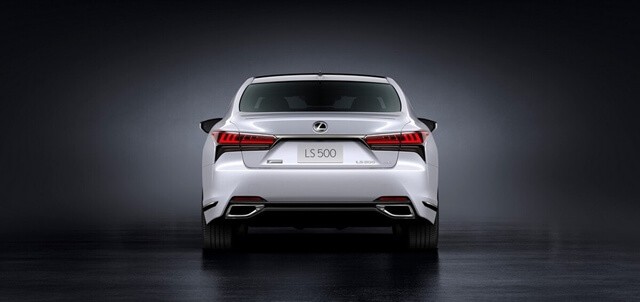 Lexus-LS-500-2022-phan-duoi-xe