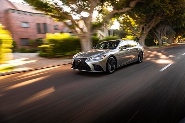 Lexus-LS-500-2022-van-hanh-an-toan
