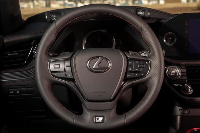 Lexus-LS-500-2022-vo-lang
