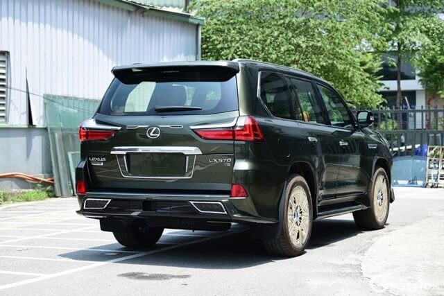 Lexus-LX570-Super-Sport-04-cho-mau-xanh-duoi-xe
