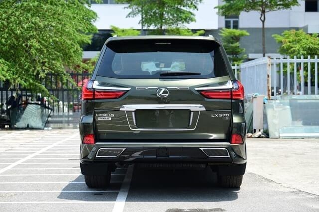 Lexus-LX570-Super-Sport-04-cho-mau-xanh-phan-duoi-xe