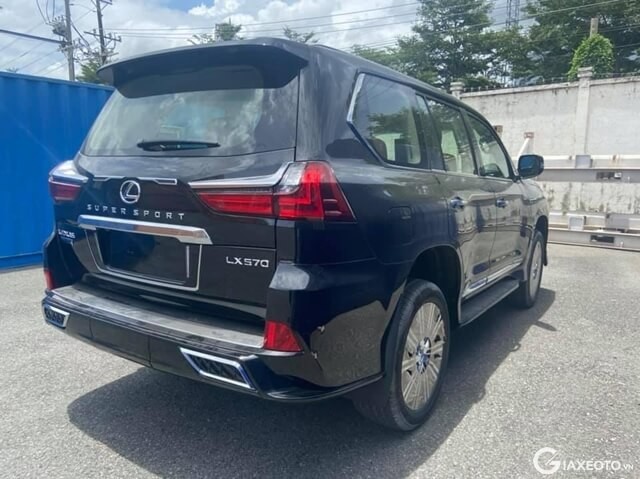 Lexus-LX570-Super-Sport-04-cho-phan-hong-va-duoi-xe