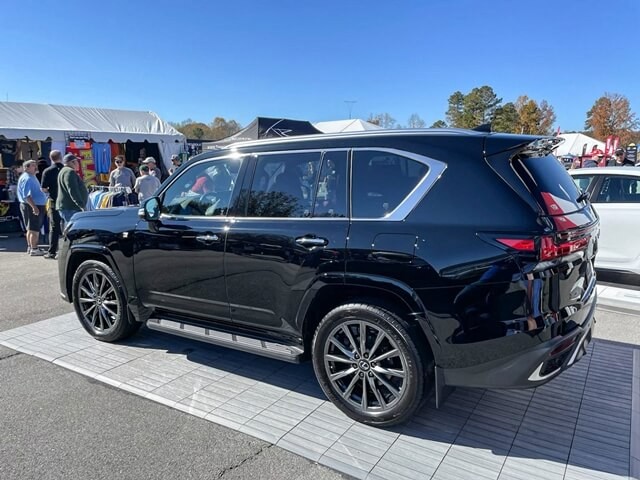 Lexus-LX600-F-Sport-phan-than-xe