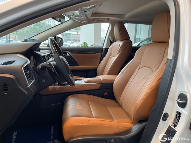 Lexus-RX350-2022-khoang-lai-nhin-tu-cua-xe