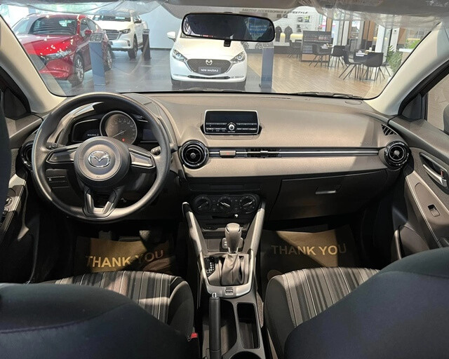/Mazda-2-khoang-lai