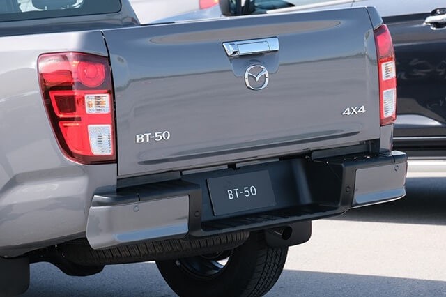 Mazda-BT-50-2021-duoi-xe