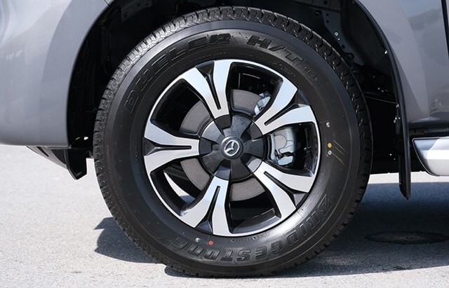 Mazda-BT-50-2021-la-zang