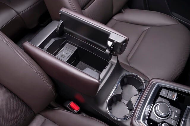 Mazda-CX8-be-ty-tay-trung-tam