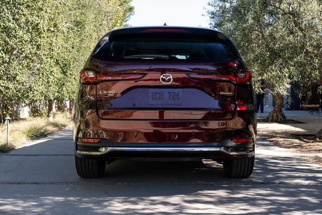 Mazda-CX90-duoi-xe