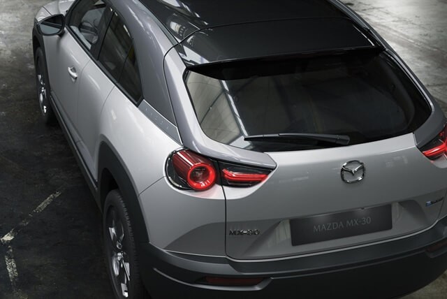 Mazda-MX-30-can-canh-duoi-xe.