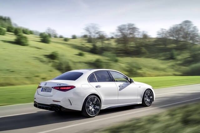 Mercedes-AMG-C43-hong-va-duoi-xe