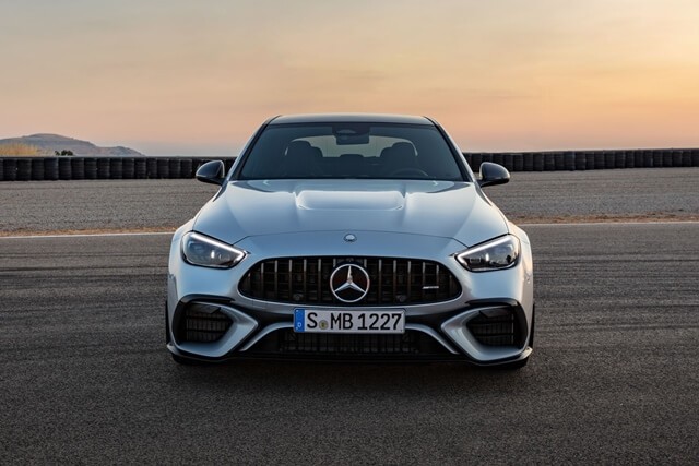 Mercedes-AMG-C63-S-E-Performance-dau-xe