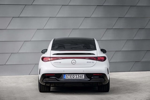 Mercedes-AMG-EQE-phan-duoi-xe