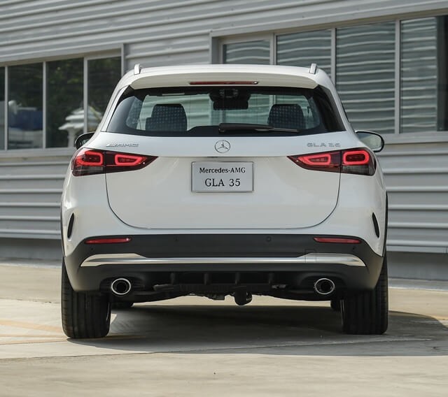 Mercedes-AMG-GLA-35-4Matic-duoi-xe