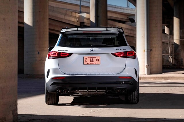 Mercedes-AMG-GLA-45S-duoi-xe