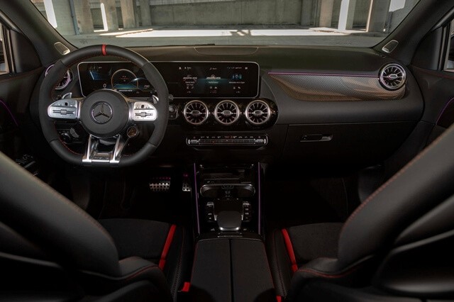 Mercedes-AMG-GLA-45S-khoang-lai