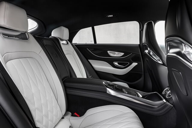 Mercedes-AMG-GT53-2022-khoang-hanh-khach