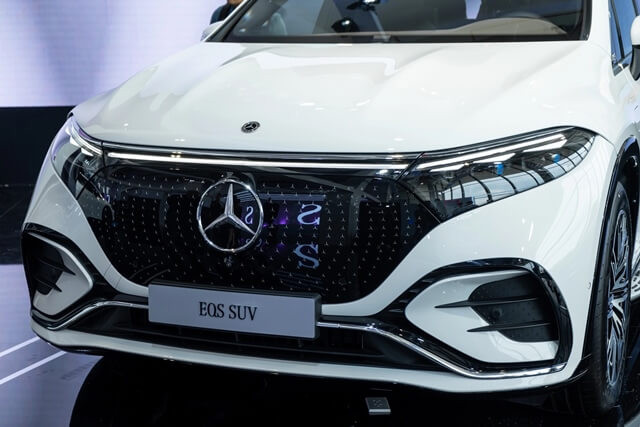 Mercedes-Benz-EQS-500-4Matic-SUV-dau-xe