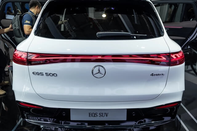 Mercedes-Benz-EQS-500-4Matic-SUV-duoi-xe