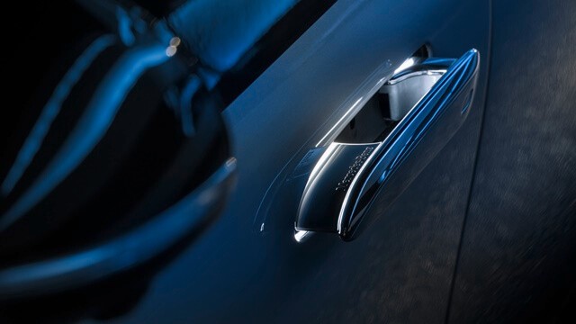 Mercedes-Benz-EQS-tay-nam-cua