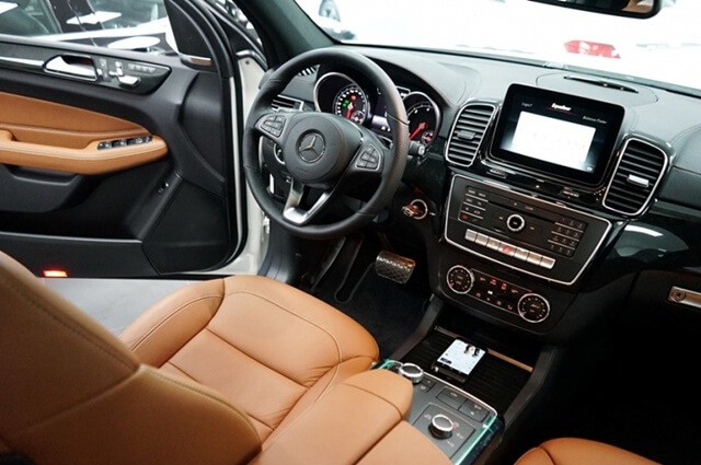 Mercedes-Benz-GLS-350D-4Matic-khoang-lai