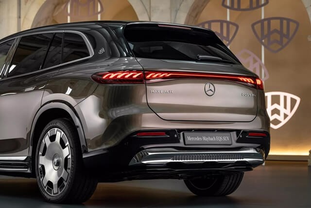 Mercedes-Maybach-EQS-680-duoi-xe