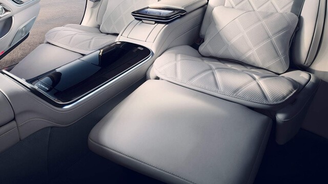 Mercedes-Maybach-S450-4-Matic-be-chan-khoang-thuong-gia