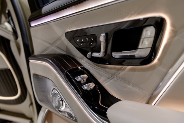 Mercedes-Maybach-S580-4Matic-2021-tay-nam-cua