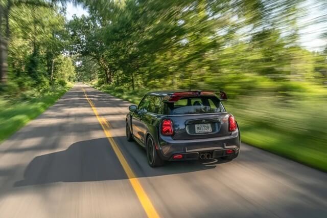 Mini-John-Cooper-Works-GP-phan-duoi-xe