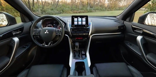 Mitsubishi-Eclipse-Cross-khoang-lai