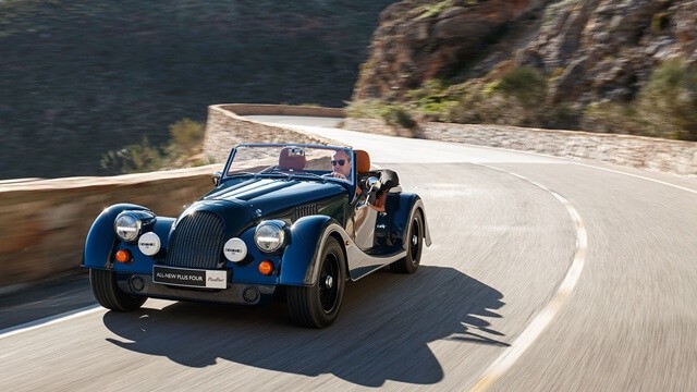Morgan-Plus-Four-ngoai-that