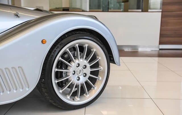 Morgan-Plus-Six-la-zang