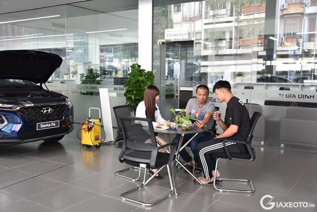 NVKD-tu-van-cho-khach-hang-hyundai-gia-dinh