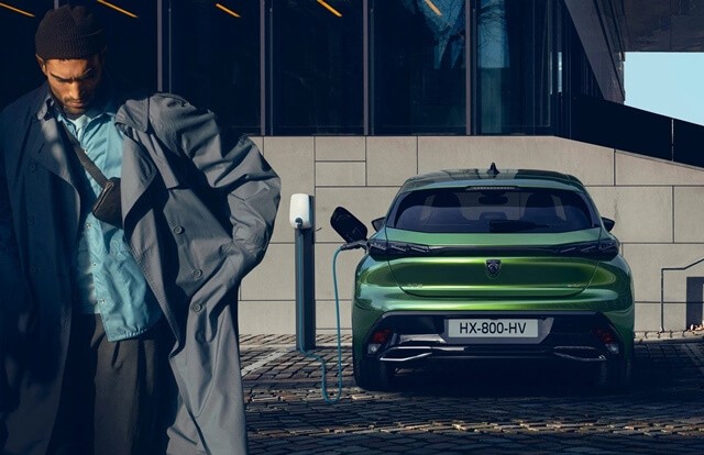 Peugeot-308-PHEV-ra-mat