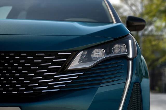 Peugeot-5008-2022-den-va-luoi-tan-nhiet