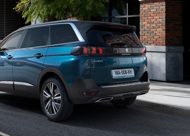 Peugeot-5008-2022-duoi-xe